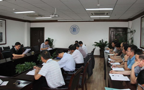 党委副书记、常务副校长李引珍做“三严三实”专题教育党课辅导报告