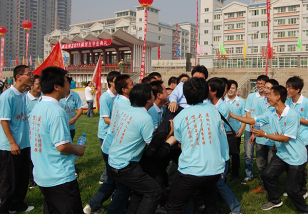 毕业学子身穿“藏头诗”T恤深情祝福母校