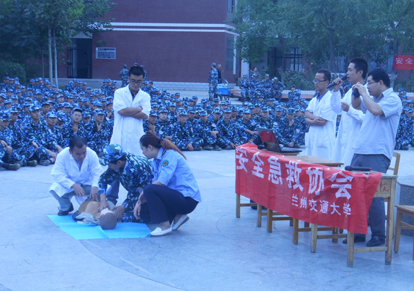 军训专题：我校五千余名新生参加安全知识培训