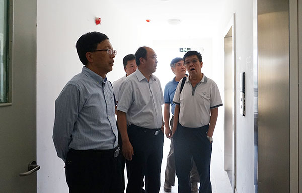 杨子江校长视察后勤保障工作