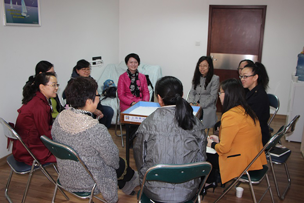 学校召开心理咨询师沙盘游戏治疗督导会议