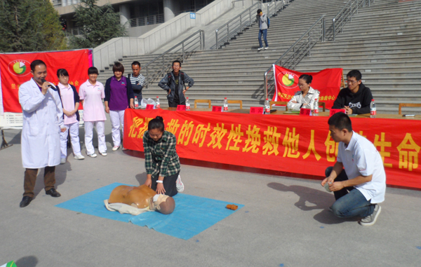 我校开展急救白金十分钟活动