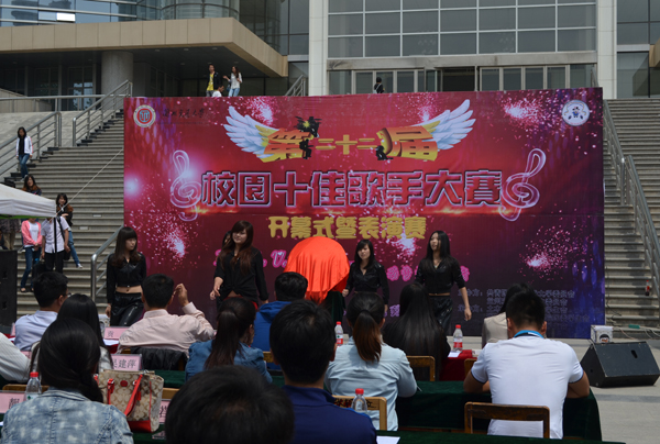 校园十佳歌手激情开赛  大众评审及海选风靡一时