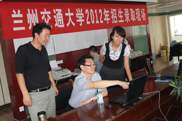 党委副书记、纪委书记余生明视察我校招生录取工作