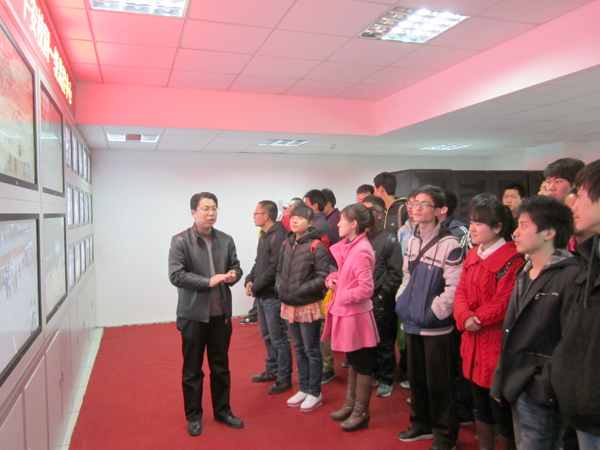 学校组织学生代表参观“平安校园”监控系统