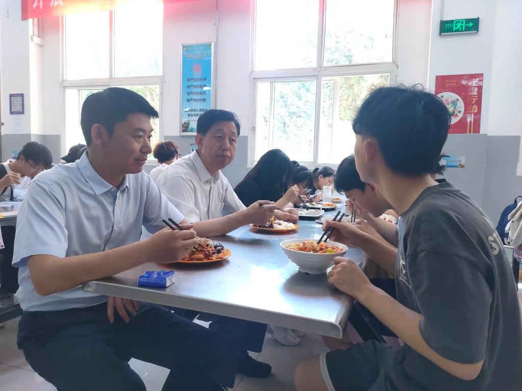 校领导深入一线联系学生