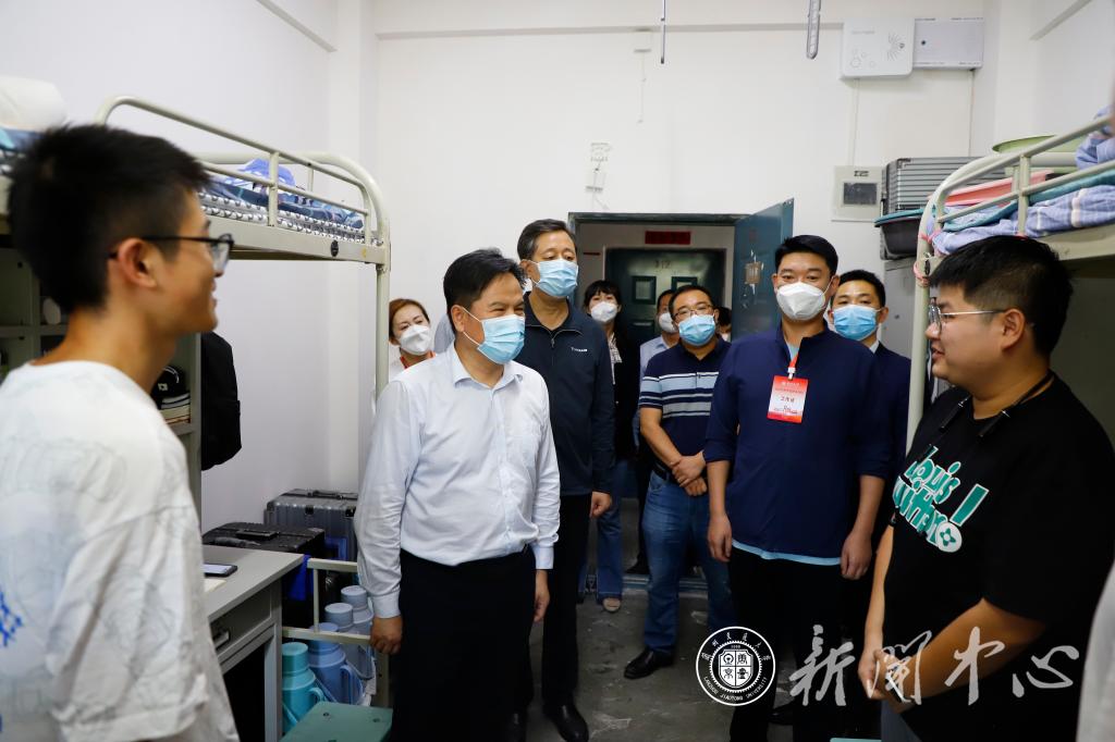 我与祖国共庆生——校党委书记狄生奎国庆节深入学生宿舍看望慰问新同学