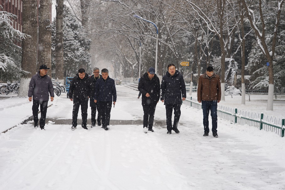 安全检查促落实 岁末寒冬送关爱——校领导慰问后勤一线职工