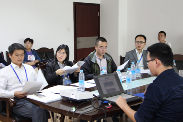 代表分组研讨 会议有序推进