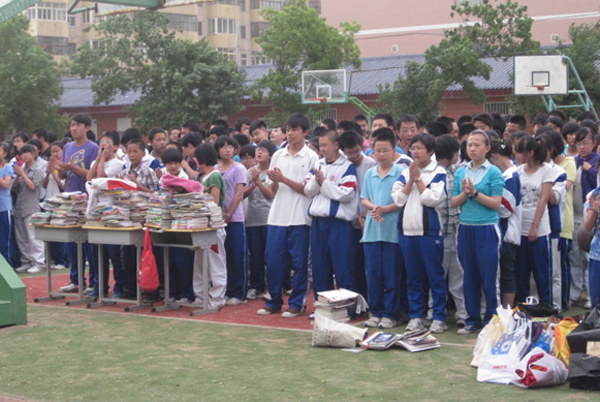 大学生绿协开展“星火之行”募捐活动