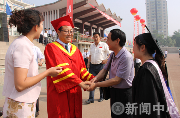 学生家长来校参加毕业典礼感谢学校培育之恩