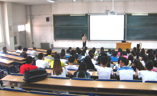 副校长高云庆深入会计1201班听课并座谈