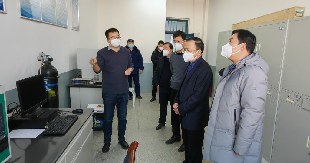 校领导检查实验室安全工作