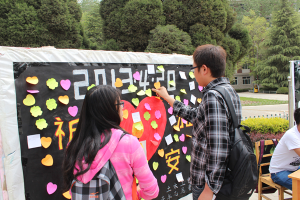 土木学院青年志愿者协会举办救援图片展祈福雅安