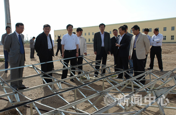 教育部党组副书记、副部长杜玉波视察我校国家工程中心太阳能示范基地