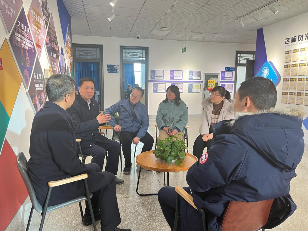 校领导看望慰问党外代表人士