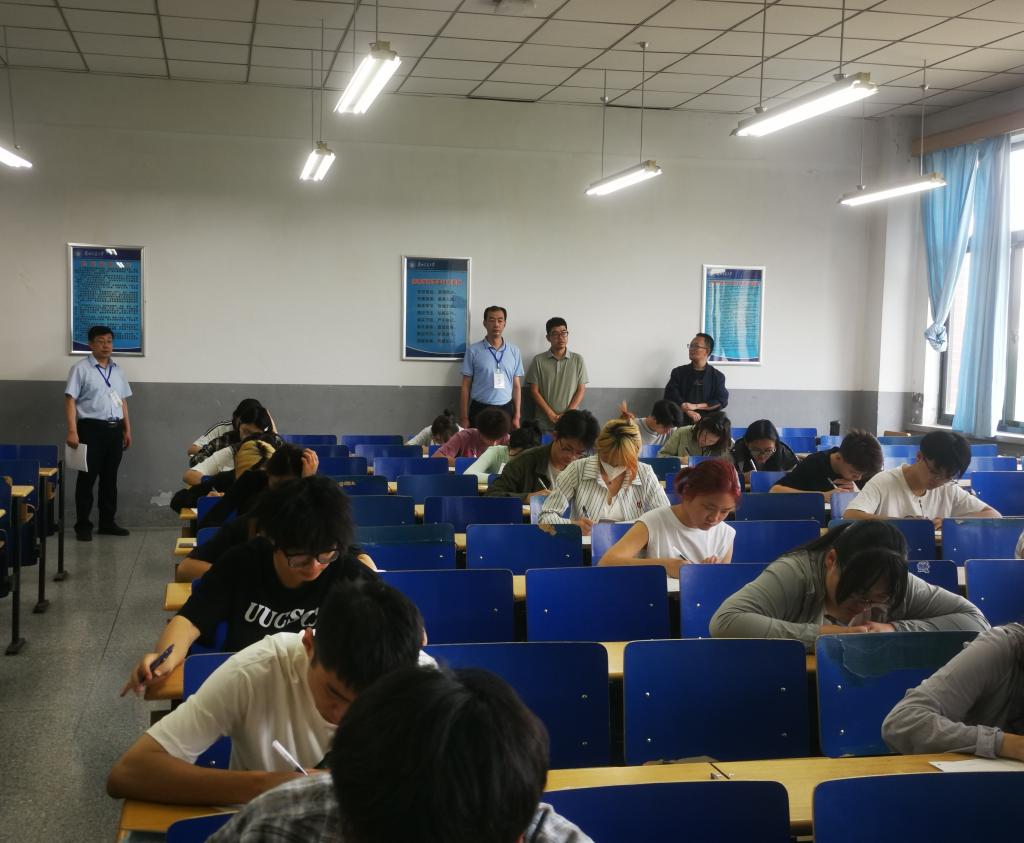 校领导巡视期末结课考试考场