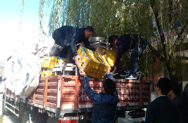 我校为联系村小学建立电脑室