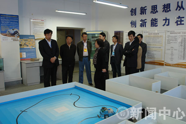 专家组视察我校实验室