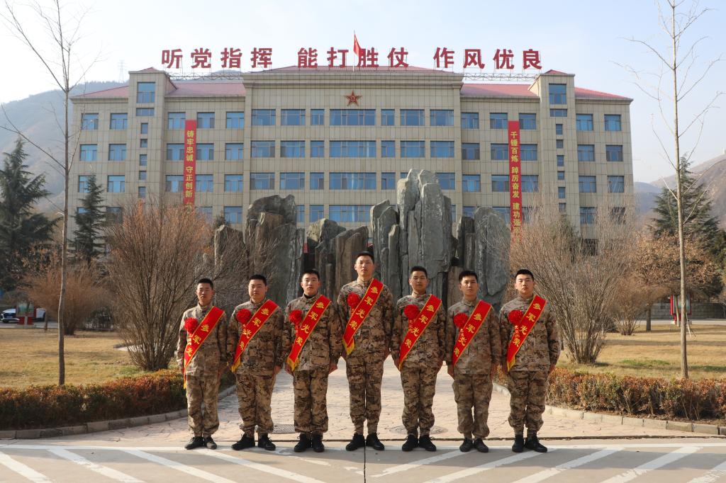 我校欢送2024年春季校园地入伍大学生奔赴军营