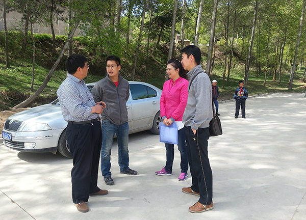 第三组赴和政县二甲村老庄社开展慰问