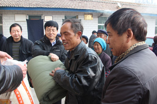 第四组赴康乐县鸣鹿乡鸣关村慰问