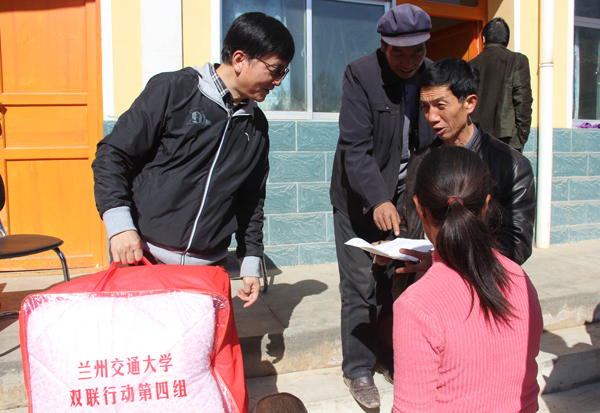 “双联”动态：第四组干部送棉被  鸣关村村民乐开怀