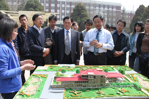 校长任恩恩参观建筑学院学生模型设计制作展览