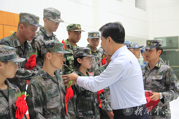 学校举行2016年大学生新兵入伍欢送会