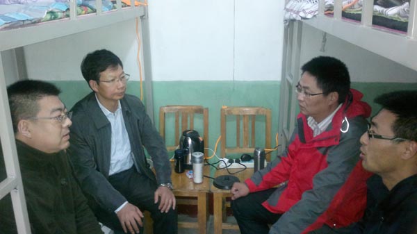 副校长陈兴冲看望我校驻村干部