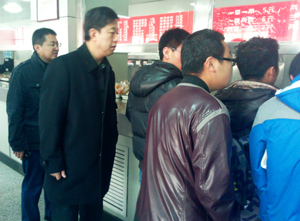 副校长马军党检查学生宿舍及食堂工作