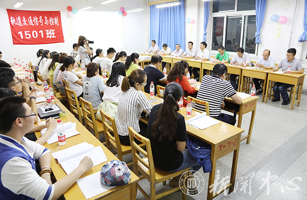 杨子江校长深入班级与学生交流座谈