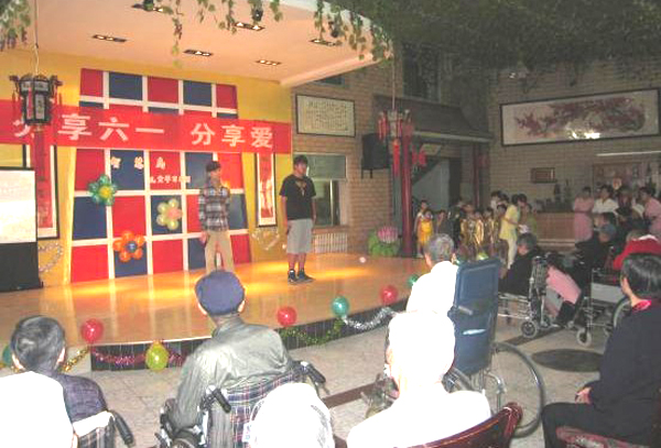 佳节勤敬老  粽香情更浓