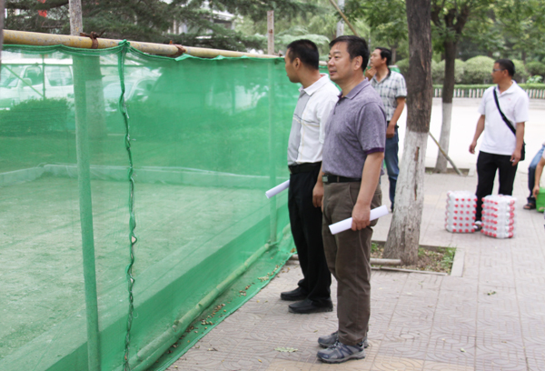 副校长党建武检查校园维修工作并慰问一线施工人员