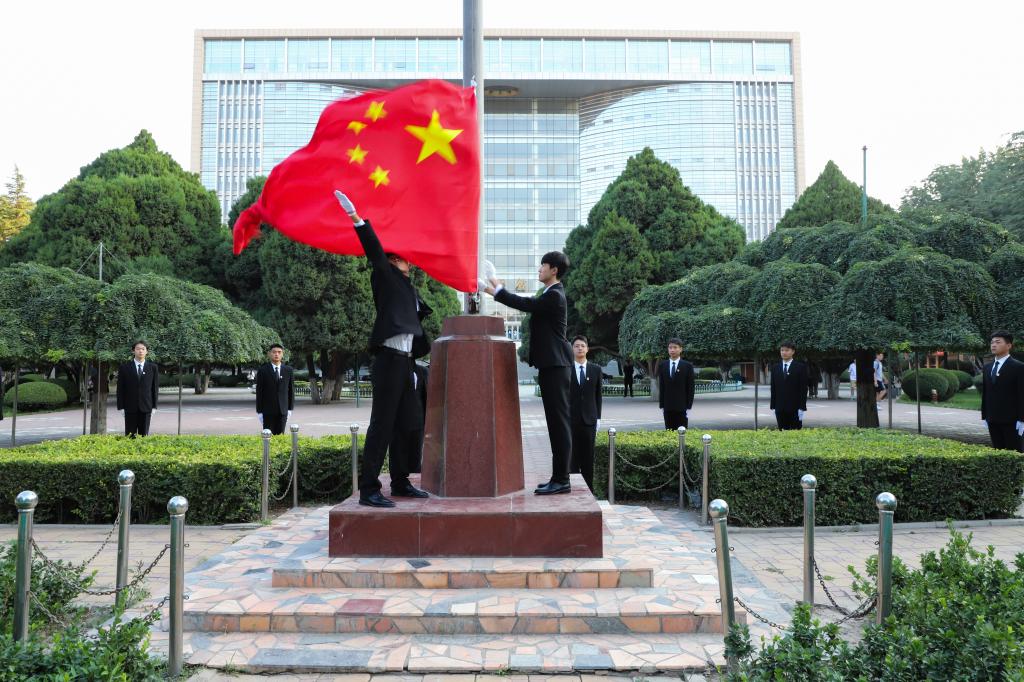 学校举行2023年秋季新学期升国旗仪式