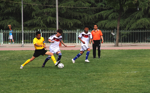 第46届运动会大学生足球赛开赛