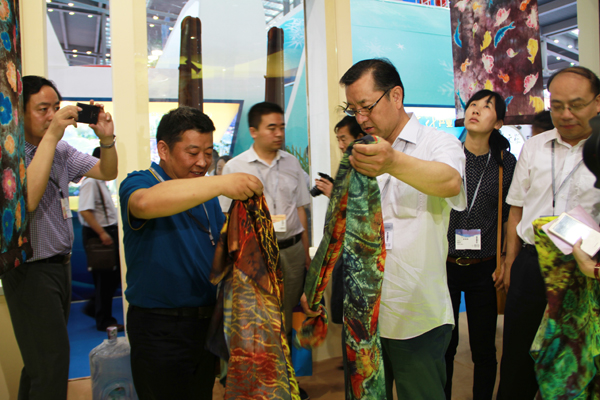 我校丝路染缬艺术参展深圳文博会获高度赞誉