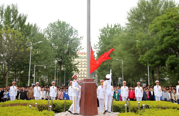 学校举行纪念“五四运动”95周年升国旗仪式