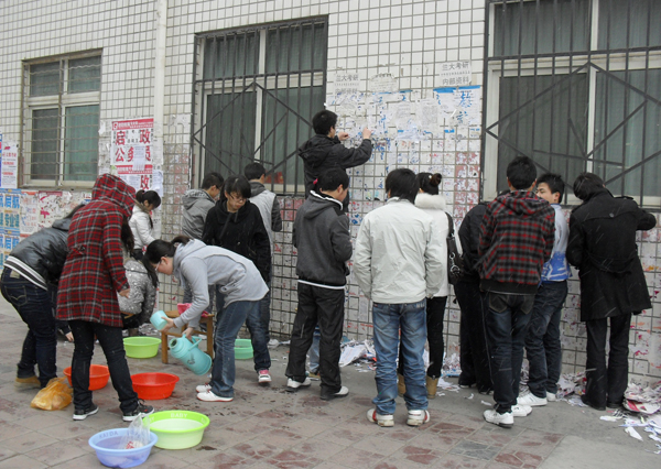 环境学院开展美化校园学雷锋活动 