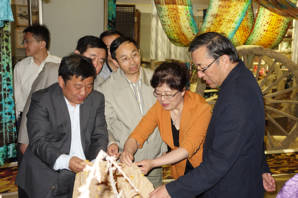 丝绸之路染缬艺术博物馆开馆 连辑出席开馆仪式