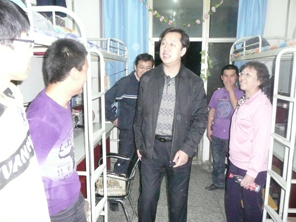 副校长马军党深入宿舍调研学生思想及学习生活动态