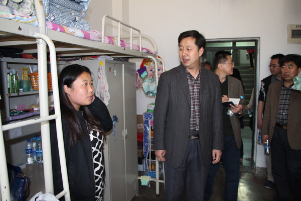 副校长马军党深入学生公寓检查