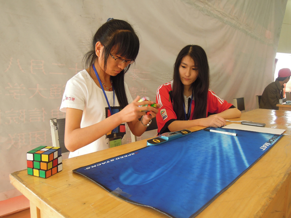 甘肃省首届WCA魔方公开赛在我校举行