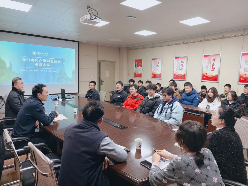 校领导深入班级开展“七进”工作