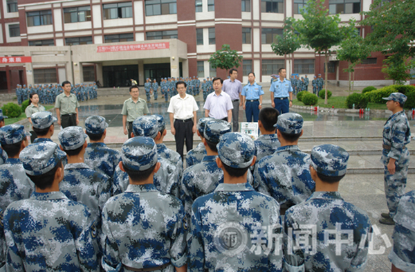 党委书记俞建宁视察军训工作