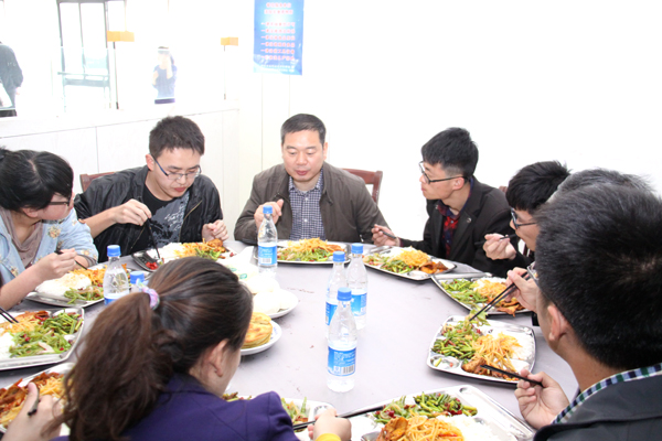 副校长党建武与电信学院学生共进午餐并座谈