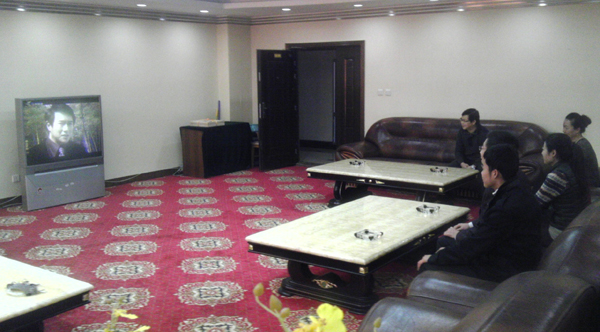 学习十八大：机关二总支组织党员收看《雨中的树》