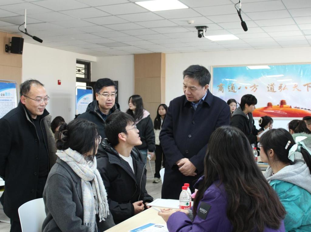 校领导深入经管类专场招聘会指导就业工作