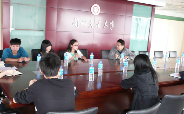 学校召开座谈会慰问雅安地震灾区学生