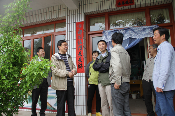 常务副校长李引珍带领第六组赴和政县慰问